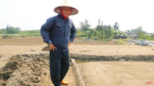 Sau khi xúc đất vào chạt lọc, tôi phải dùng hết sức để nén đất cho thật bằng phẳng, tạo độ chắc để lọc lấy dòng nước mặn nhất từ đất. Theo nghề này, cái lưng tôi giờ đã mỏi, chẳng còn thẳng như thời trai trẻ, đôi vai cũng rệu rã.