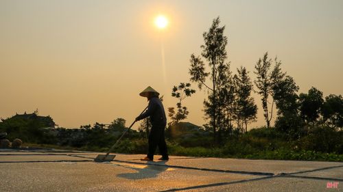 Những ngày đầu tháng 4, thời tiết nắng gắt nên hơn 15h chiều, muối đã kết tinh trên các ô nại. Chúng tôi lại hối hả bắt tay vào công đoạn thu gom muối thành từng đống nhỏ trên đồng ruộng.