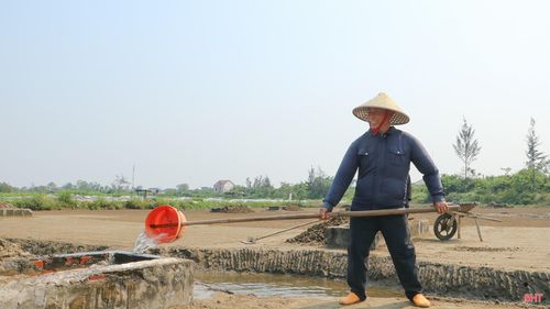 Vị muối mặn bám vào da thịt, gặp nắng nóng thì rát buốt như có hàng ngàn mũi kim châm vào người. Nhưng với đặc thù của nghề làm muối, tôi vẫn phải tập trung cao độ.