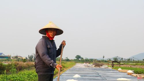 “Về đây mà xem, thời tiết càng nắng, dân mình càng thích ra đồng”. Câu nói nghe thì vui, nhưng đằng sau đó là cả một bầu tâm sự về cái nghề phụ thuộc hoàn toàn vào "ý trời". Bởi có những ngày trời đang nắng đổ lửa, nhưng nếu mưa dông bất chợt, là bao nhiêu mặn mòi "tan thành mây khói".