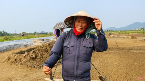 Những ngày nắng nóng, từ 5 giờ sáng, vợ chồng tôi đã ra đồng làm đất để kịp phơi nắng.