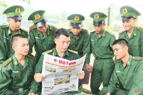 Phút nghỉ ngơi, thư giãn sau thời gian vất vả huấn luyện trên thao trường.