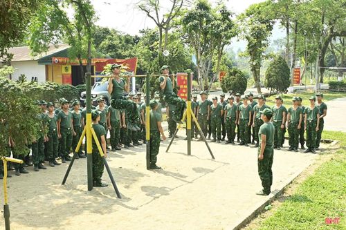 Những người lính trẻ miệt mài huấn luyện thể lực giữa thời tiết oi bức, nắng nóng.