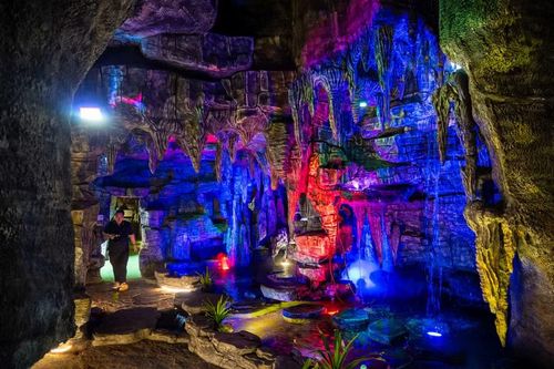 Đại diện bảo tàng cho biết, muốn kể một câu chuyện mang màu sắc huyền bí về truyền thuyết núi Ngũ Hành, kết hợp với nền tảng khoa học hiện đại. Do đó, không gian dược liệu không chỉ là nơi trưng bày mà là hành trình trải nghiệm, tìm hiểu nguyên lý và học thuyết ngũ hành, quy luật âm - dương. Đó chính là gốc rễ cho sự cân bằng của tự nhiên và con người. (Ảnh: Minh Sơn/Vietnam+)