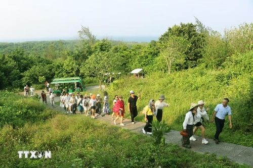 Cảnh quan thiên nhiên nguyên sơ cùng bề dày lịch sử hào hùng đang tạo nên sức hút riêng cho đặc khu Cồn Cỏ, trở thành điểm đến ngày càng hấp dẫn đối với du khách. (Ảnh: Nguyên Linh/TTXVN)