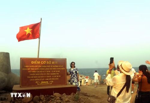 Điểm cơ sở A11 trên đảo Cồn Cỏ, dấu mốc khẳng định chủ quyền quốc gia trên biển, là điểm tham quan thu hút du khách khi đến với hòn đảo tiền tiêu. (Ảnh: Nguyên Linh/TTXVN)
