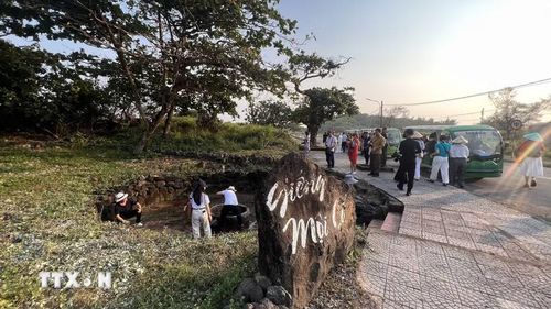 Giếng Mội cổ trên đảo Cồn Cỏ, nguồn nước ngọt tự nhiên giữa trùng khơi, là điểm đến được nhiều du khách yêu thích khi khám phá hòn đảo tiền tiêu. (Ảnh: Nguyên Linh/TTXVN)