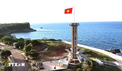 Cột cờ chủ quyền trên đảo Cồn Cỏ, biểu tượng thiêng liêng khẳng định chủ quyền Tổ quốc, là điểm dừng chân đầu tiên của nhiều du khách khi đặt chân đến hòn đảo tiền tiêu. (Ảnh: Nguyên Linh/TTXVN)