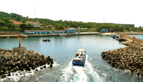 Âu thuyền nhỏ, cửa hẹp khiến tàu lớn không thể cập bến cảng Cồn Cỏ, trở thành một trong những hạn chế trong kết nối giao thông ra đảo. (Ảnh: Nguyên Linh/TTXVN)