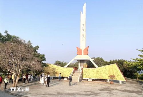 Đài tưởng niệm Anh hùng liệt sỹ trên đảo Cồn Cỏ, nơi ghi dấu sự hy sinh của các thế hệ cán bộ, chiến sỹ trong những năm tháng chiến tranh, là một điểm dừng chân giàu ý nghĩa, thu hút du khách đến tham quan, tưởng niệm. (Ảnh: Nguyên Linh/TTXVN)