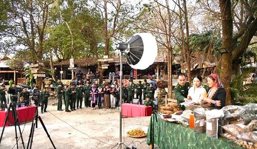 Cán bộ biên phòng hướng dẫn người dân ở bản Sin Suối Hồ (Lai Châu) cách phát trực tiếp (live stream) bán hàng online.