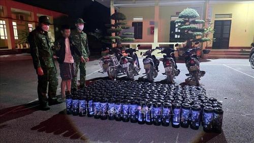 Đối tượng Hà Thanh Phong (giữa), sinh năm 1994, trú tại thôn Nà Áng, xã Lục Hồn, tỉnh Quảng Ninh, cùng tang vật bị lực lượng Biên phòng Quảng Ninh bắt giữ. Ảnh: TTXVN phát