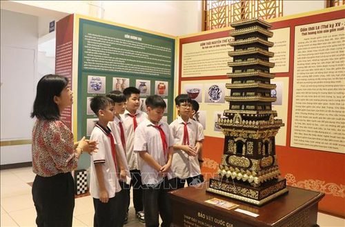 Giáo viên và học sinh tham quan trưng bày chuyên đề.
