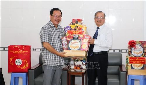 Lãnh đạo phường Ninh Kiều trao quà đến đại diện Ban Đại diện Hội thánh Tin Lành Việt Nam (miền Nam) thành phố Cần Thơ.