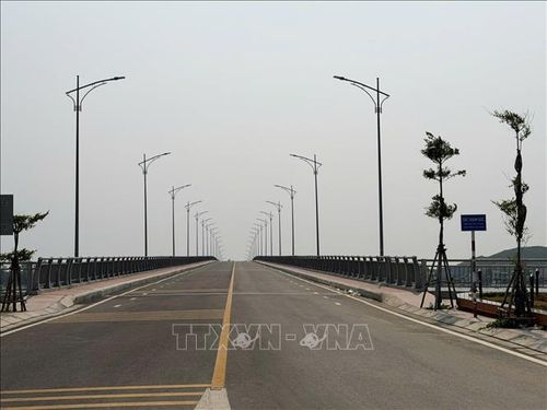 Cầu Thạnh Đức mới xây có giá 265 tỷ đồng nhưng ko có lối vào để ra Quốc lộ 1A, mọi người phải đi theo lối món dân sinh nhỏ.