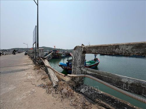 Các lan can trên cầu Thạnh Đức cũ bị hư hỏng nặng, xiêu vẹo.
