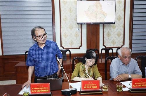 Các nhà khoa học đóng góp ý kiến.