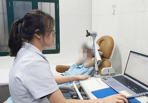 Một bệnh nhân có triệu chứng ảo thanh điều trị tại Bệnh viện Bạch Mai.