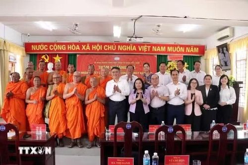 Đoàn công tác Ủy ban Trung ương Mặt trận Tổ quốc Việt Nam cùng các vị chức sắc Phật giáo Nam tông Khmer thành phố Cần Thơ tham dự tại buổi họp mặt, tặng quà. Ảnh: TTXVN.