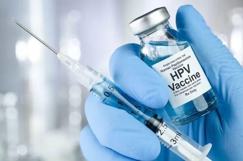 Ung thư cổ tử cung có thể phòng ngừa bằng cách tiêm vaccine HPV. Ảnh: Creaders.