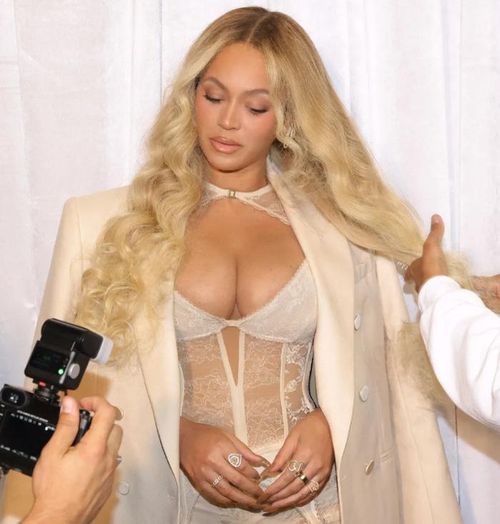 Beyoncé diện bodysuit xuyên thấu, khoe dáng nóng bỏng.