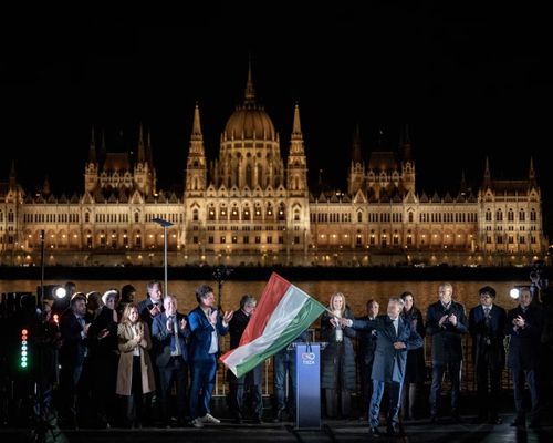 Theo kết quả kiểm phiếu sơ bộ gần hoàn tất của Văn phòng Bầu cử Quốc gia Hungary, đảng Tisza đã giành đa số áp đảo, vượt ngưỡng 2/3 số ghế quốc hội. Ảnh: WSJ.