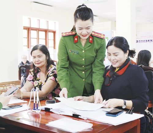 Cán bộ Công an phường Kinh Bắc hướng dẫn người dân thực hiện thủ tục hành chính qua tài khoản VNeID. 