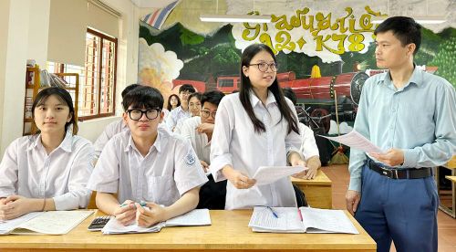  Giờ học môn Hóa học của thầy và trò Trường Trung học phổ thông Ngô Sĩ Liên. 