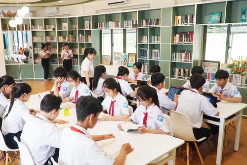 Thư viện số thu hút nhiều học sinh vào mỗi giờ ra chơi. Trong ảnh là Thư viện số Trường THCS Lý Thường Kiệt, phường Quảng Phú. Ảnh: PHAN VINH