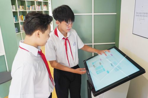 Các em học sinh Trường THCS Lý Thường Kiệt có thể lựa chọn đầu sách đa dạng trên hệ thống mượn - đọc trực tuyến của thư viện. Ảnh: PHAN VINH