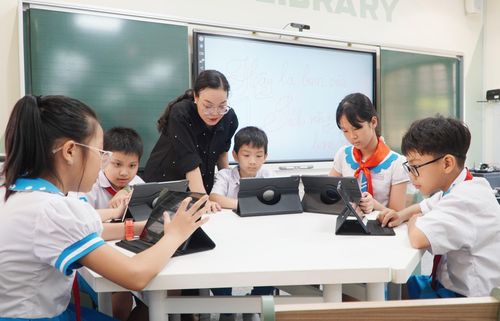 Nhờ những thiết bị điện tử, các em học sinh có thể khai thác tài nguyên số một cách hiệu quả. Ảnh: PHAN VINH