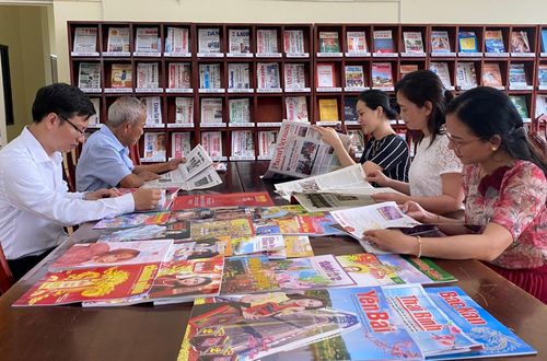 Đa dạng sách, báo tại Thư viện Đà Nẵng cơ sở 2 phục vụ bạn đọc. Ảnh: KHÁNH LINH