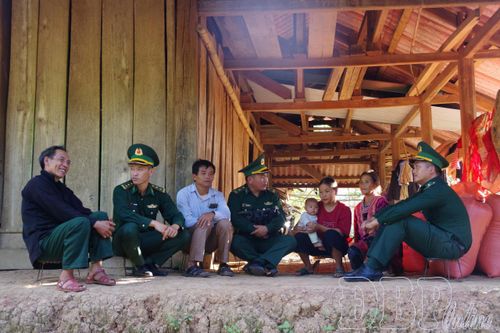 Cán bộ, chiến sĩ Đồn Biên phòng Si Pa Phìn tuyên truyền pháp luật đến người dân trên địa bàn.