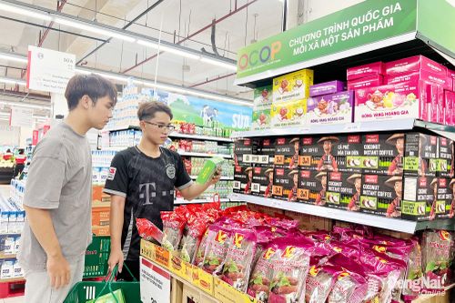 Người tiêu dùng chọn mua các sản phẩm tại một siêu thị ở phường Long Bình (tỉnh Đồng Nai). Ảnh: Hải Quân