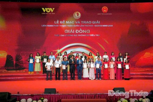 Ban tổ chức trao giải cho các tác phẩm.
