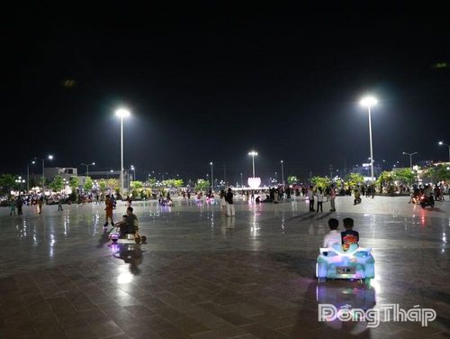 Người dân vui chơi, giải trí tại Quảng trường Tháp Mười.