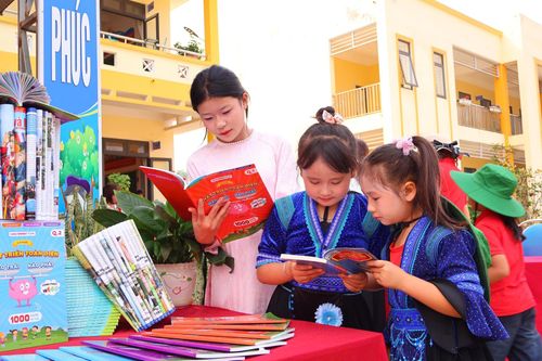 Học sinh đọc sách, tạp chí, truyện tại thư viện thân thiện của nhà trường.