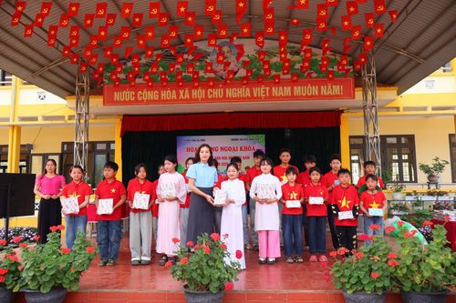 Đại diện Ban giám hiệu nhà trường trao giải cho học sinh trong trò chơi rung chuông vàng.