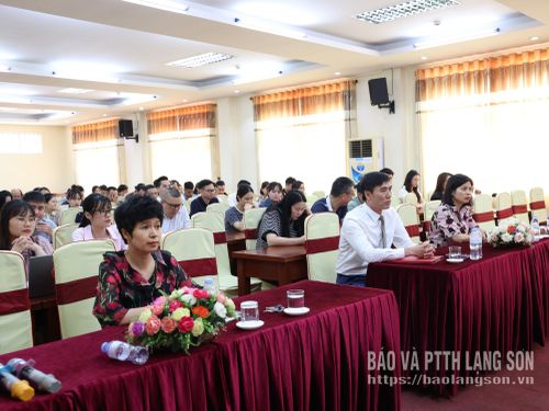 Các đại biểu và học viên dự lễ khai giảng