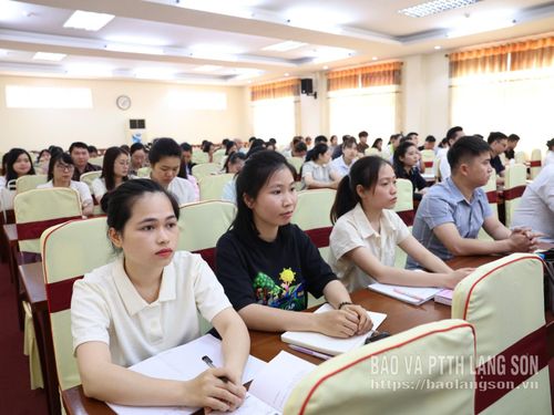 Các học viên nghe truyền đạt các chuyên đề tại lớp bồi dưỡng