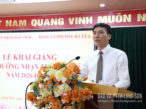 Lãnh đạo Đảng ủy UBND tỉnh phát biểu tại lễ khai giảng lớp bồi dưỡng nhận thức về Đảng