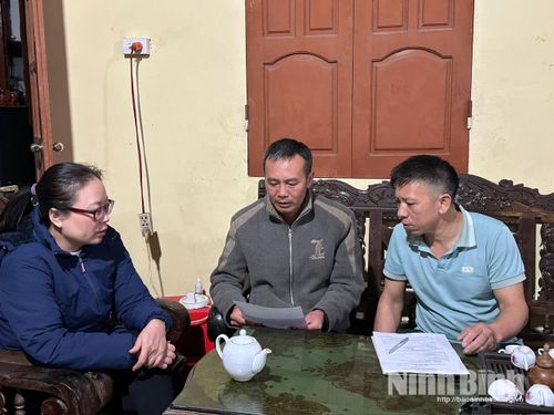 Công chức Phòng Kinh tế xã Yên Mô kiểm tra, hướng dẫn một hộ giết mổ động vật trên địa bàn thực hiện ký cam kết đảm bảo các quy định về vệ sinh thú y.