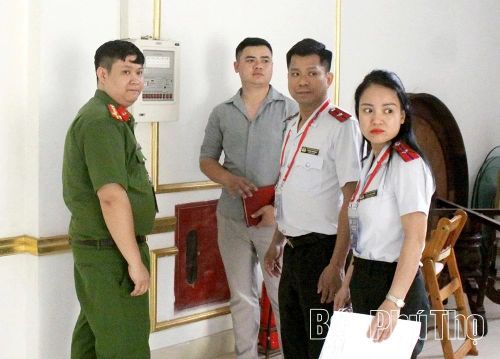 Đoàn kiểm tra công tác bảo đảm an toàn thực phẩm, phòng, chống cháy nổ tại nhà hàng Sen Vàng.