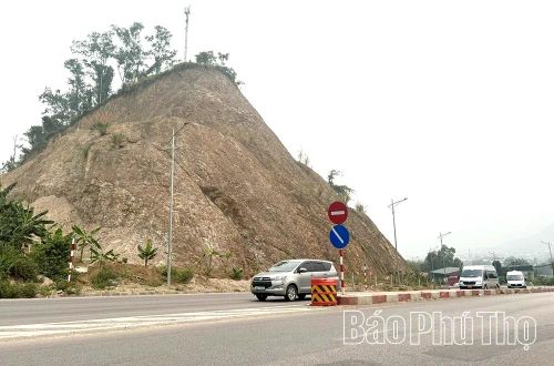 Khu vực được đề xuất xử lý bên phải quốc lộ 6, tiềm ẩn nguy cơ sạt lở.