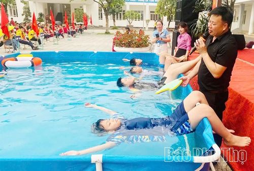 Các em học sinh tích cực tham gia trò chơi, tình huống giả định để nâng cao kỹ năng phòng tránh tai nạn.