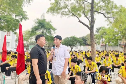 Giáo viên, Ban tổ chức hướng dẫn học sinh các nguyên tắc an toàn khi gặp sự cố dưới nước.