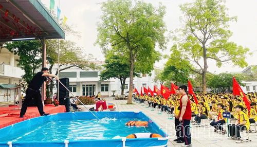 Chuyên đề “Phòng chống tai nạn đuối nước” được tổ chức với nhiều nội dung thiết thực, trực quan.