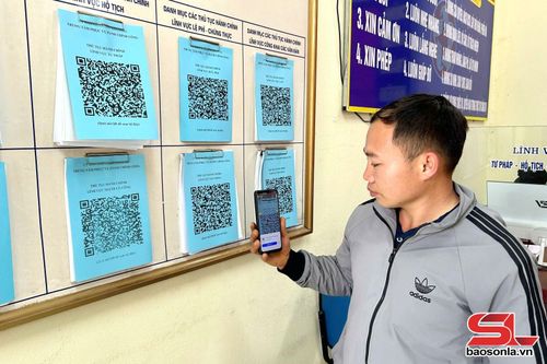 Người dân quyét mã QR để tra cứu thủ tục hành chính tại Trung tâm phục vụ hành chính công xã Co Mạ