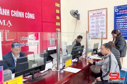 Người dân đợi lấy kết quả giải quyết thủ tục hành chính tại Trung tâm phục vụ hành chính công xã Co Mạ