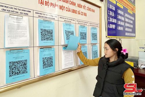 Thủ tục hành chính được niêm yết công khai tại Trung tâm phục vụ hành chính công xã Co Mạ thuận tiện cho người dân tìm hiểu